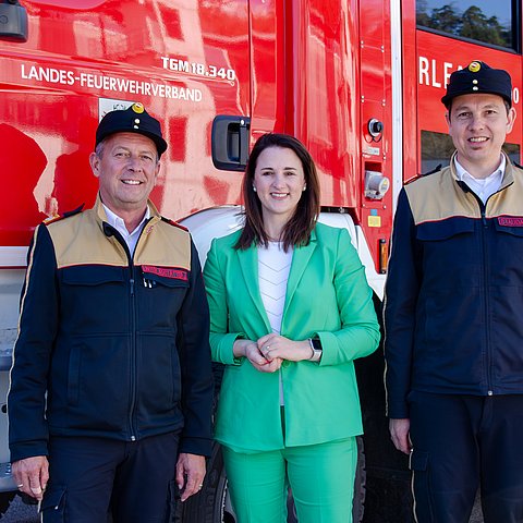 Gruppenfoto vor einem Feuerwehrauto
