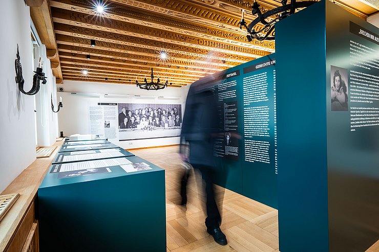 Auch weiterhin können BesucherInnen die verlängerte Ausstellung von Montag bis Freitag (9 bis 17 Uhr) im Landhaus 1 besichtigen.