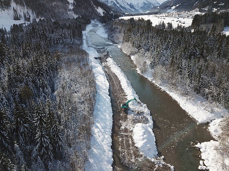 Die Längsverbauung wird abgetragen.
