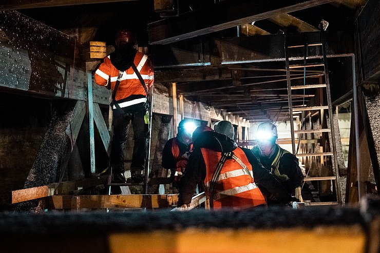 © Land Tirol/Christanell Von den Arbeitern vor Ort wurden die Brückenteile zerlegt.