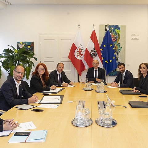 Die Tiroler Landesregierung im Regierungssitzungszimmer. 