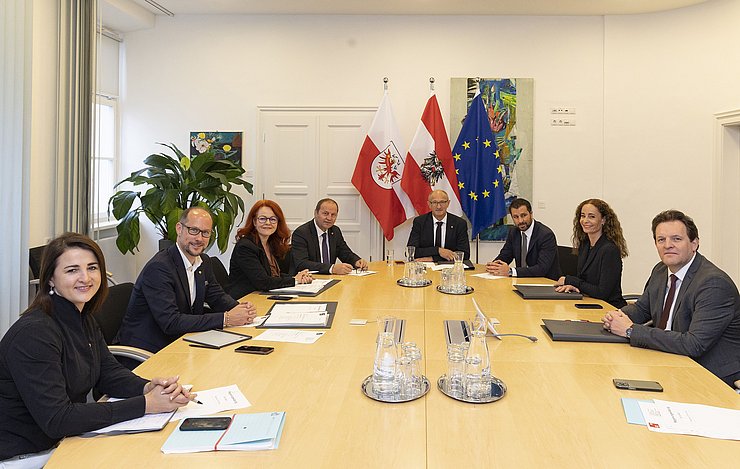 Die Tiroler Landesregierung im Regierungssitzungszimmer. 