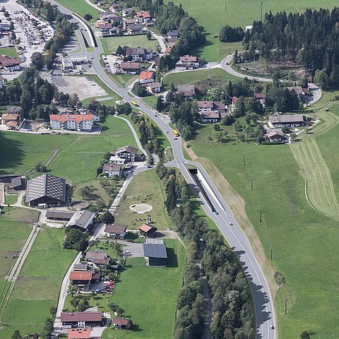 Der Durchzugverkehr wird in Scheffau in Zukunft auf der B 178 durch die Unterflurtrasse fließen. Auf deren Deckel werden der örtliche Verkehr abgewickelt und Dorfzentrum, Ortsteile, Bergbahnen und Betriebe bestens angebunden.
