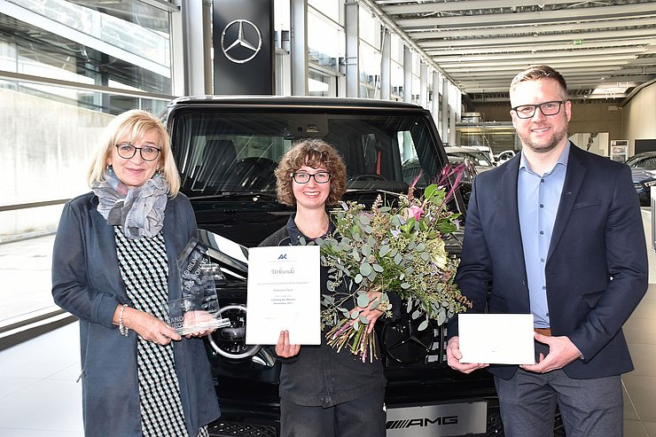 Auszeichnungstermin noch vor dem Lockdown v. li. Arbeits- und Bildungslandesrätin Beate Palfrader, "Lehrling des Monats November 2021" Rebekka Peer und Klaus Rainer (Vizepräsident Arbeiterkammer Tirol). 