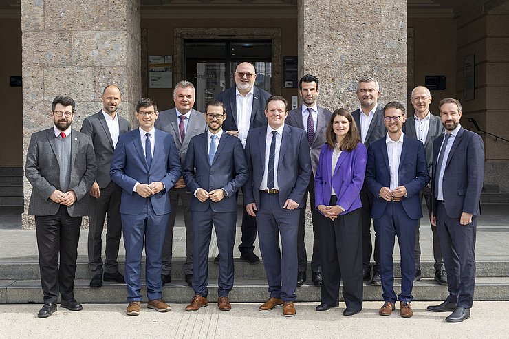Gruppenfoto vor dem Landhaus