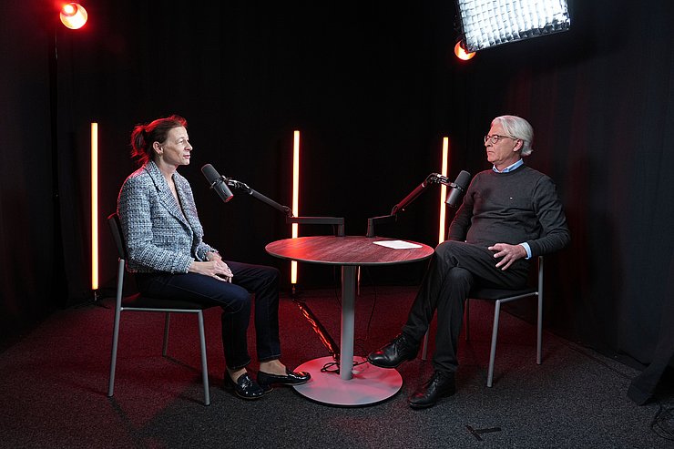 Zwei Menschen beim Sprechen.