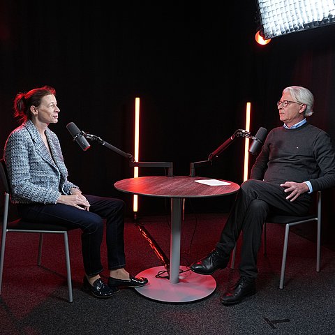 Zwei Menschen beim Sprechen.