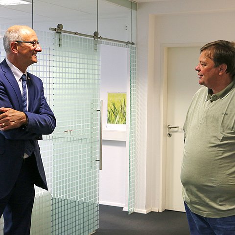 LR Mattle im Gespräch mit Gründer Heinz Wolf