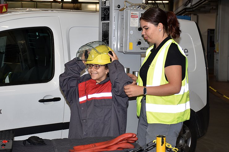 Mädchen mit Schutzausrüstung