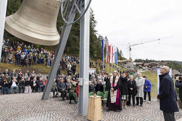 © Land Tirol/Die Fotografen LH Anton Mattle und viele Gäste hörten und sahen den ersten Glockenschlag der neugegossenen und am neuen Standort befindlichen Friedensglocke.