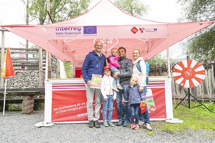 Familie bei Informationsstand