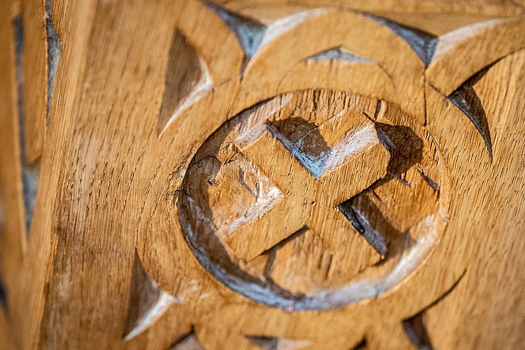 © Land Tirol Die Deckenbalken im ehemaligen Büro des Gauleiters wiesen verbotene NS-Symbole auf (das ehemalige Hakenkreuz wurde entfernt und zu einem Kreuz umgeschnitzt).