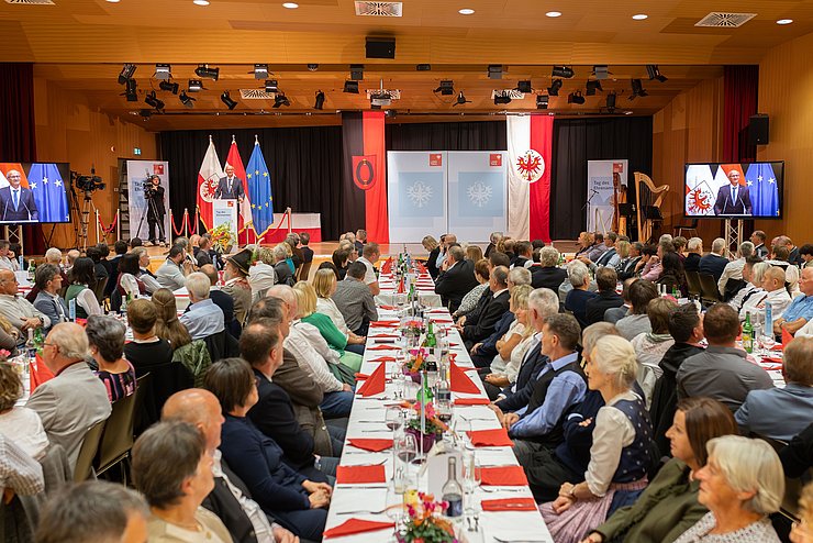 Überblicksbild vom Kultursaal Sillian mit sitzenden Personen