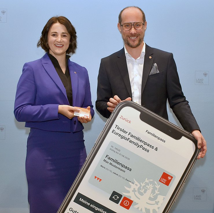 © Land Tirol Von der Scheckkarte in das Smartphone: Der digitale Tiroler Familienpass wird im Laufe des Februars in Tirol ausgerollt - heute präsentierten Familienlandesrätin Astrid Mair und Digitalisierungslandesrat Mario Gerber die Eckpunkte.