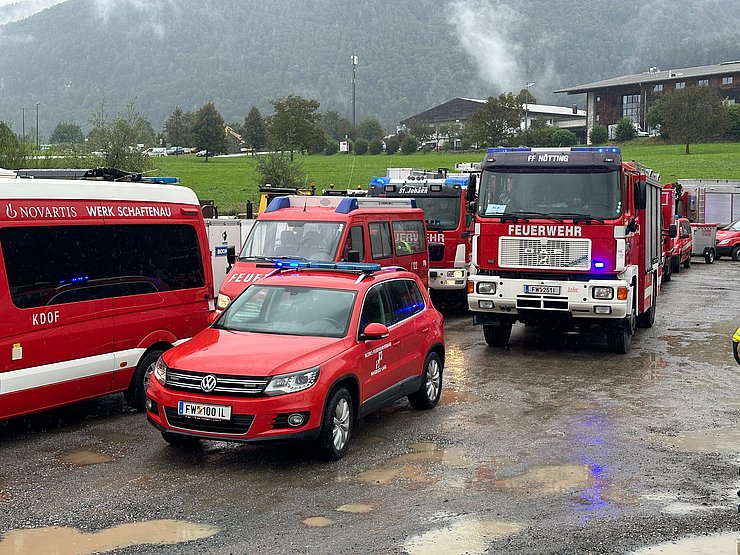 © Landesfeuerwehrverband Tirol/Wegscheider Feuerwehrautos auf Parkplatz stehend