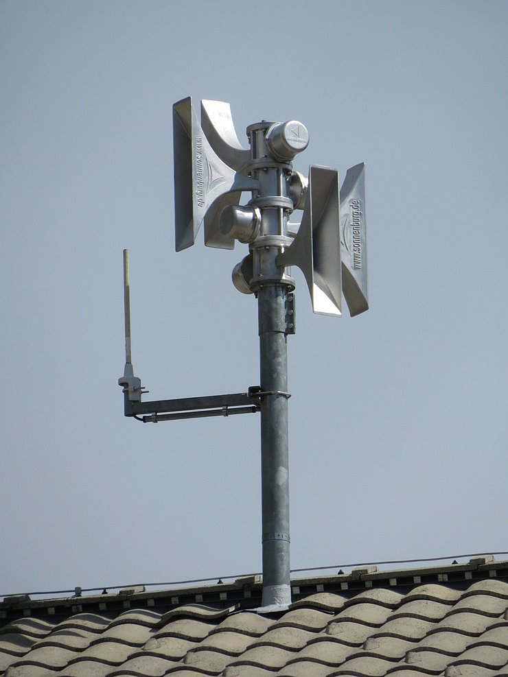© Land Tirol Sirene auf Hausdach stehend
