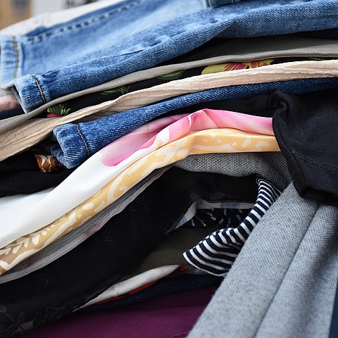 © Land Tirol/Knabl Stapel Kleidung