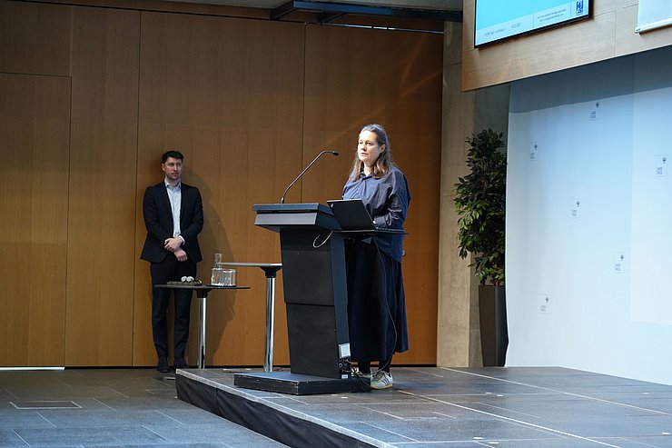 Schuierer-Aigner an Redepult