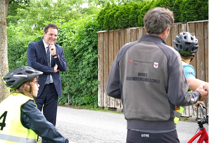 Zumtobel und Kinder auf Fahrrädern