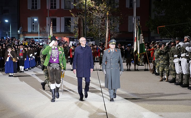 © Land Tirol/Jovanovic Beim Abschreiten der Front v. li. Landesschützenkommandant Thomas Saurer, LH Anton Mattle und Tirols Militärkommandant Ingo Gstrein.