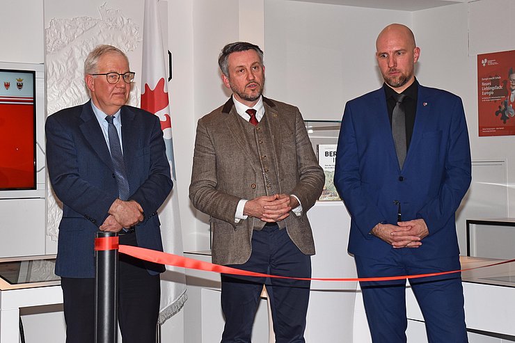 die drei Personen nebeneinander