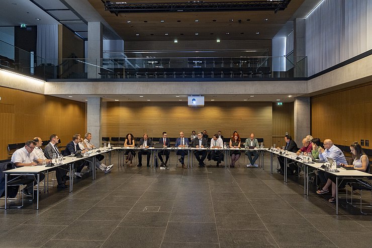 Mitglieder des Teuerungsrates sitzen in U-Form