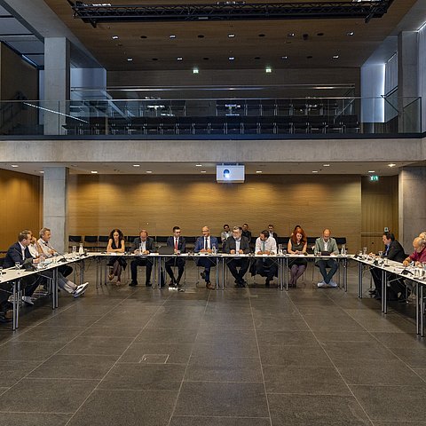 Mitglieder des Teuerungsrates sitzen in U-Form