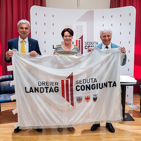 Tirols Landtagspräsidentin Sonja Ledl-Rossmann und ihre Amtskollegen Arnold Schuler (li.) und Claudio Soini