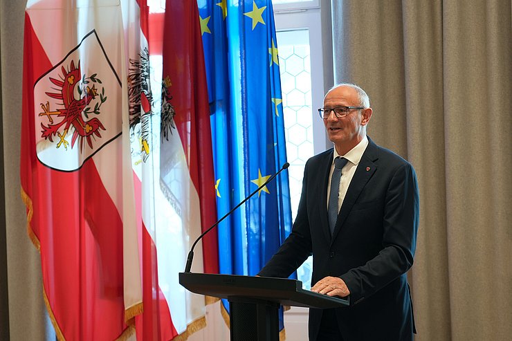 © Land Tirol/Pölzl Mattle redend an Podium