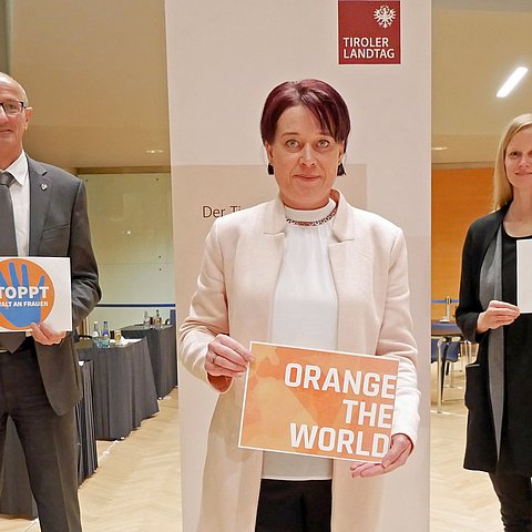 Landtagspräsidentin Sonja Ledl-Rossmann (Mitte) und ihre VizepräsidentInnen Toni Mattle und Stephanie Jicha betonen die Bedeutung von Zivilcourage im Kampf gegen Gewalt an Frauen und Mädchen.