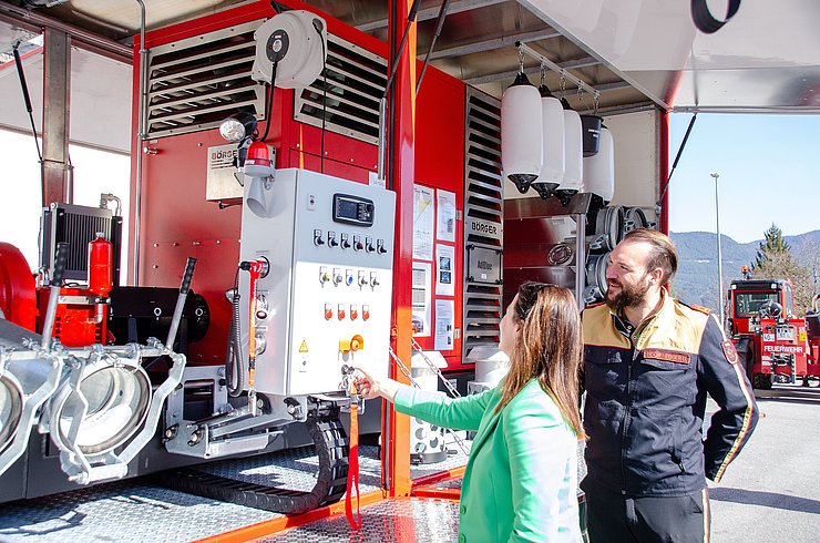 Mair vor Pumpe stehend