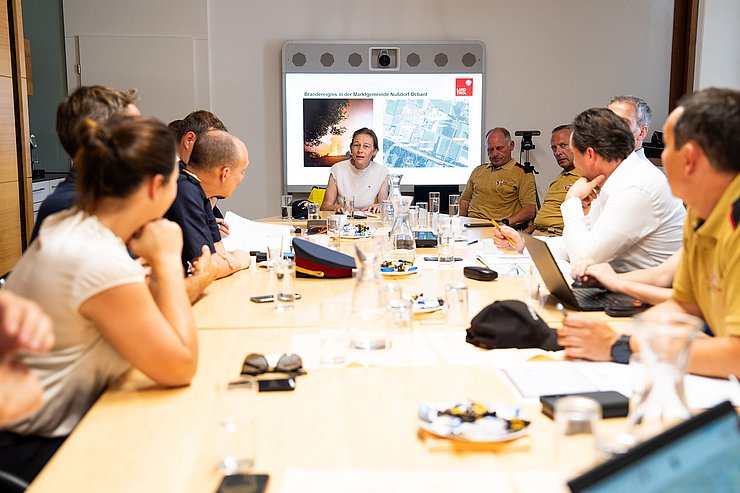 Besprechungstisch mit Menschen