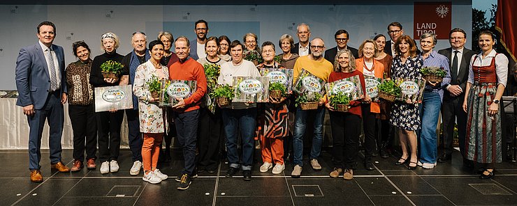 © Tiroler Bildungsforum/Hörtnagl Die Ausgezeichneten aus dem Bezirk Innsbruck-Land (Ost) sind zu sehen.