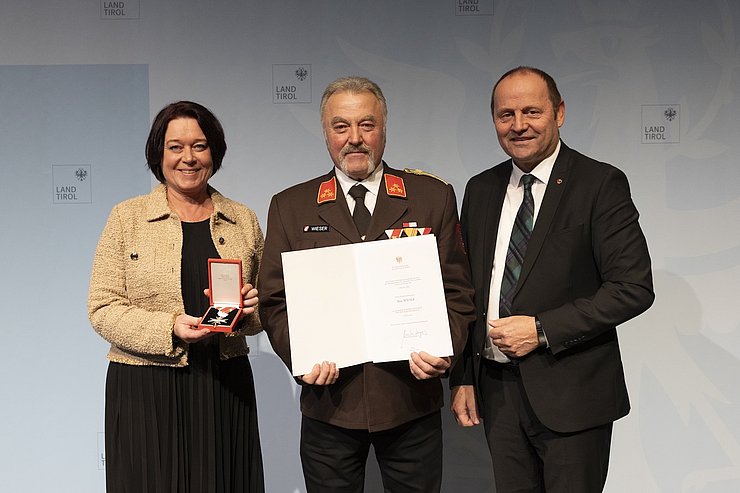 Alois Wieser, ehemaliger Kommandant der FF Gries am Brenner, wurde mit dem Silbernen Verdienstzeichen der Republik Österreich ausgezeichnet. 