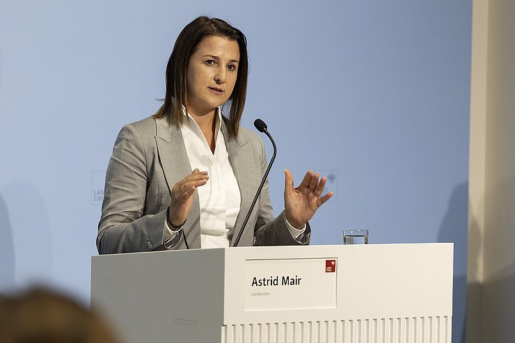 © Land Tirol/Die Fotografen Landesrätin Mair bei Rede