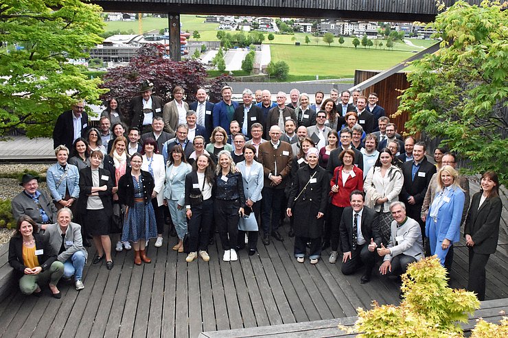 © Land Tirol/Pölzl Gruppenfoto im Freien mit rund 70 Personen