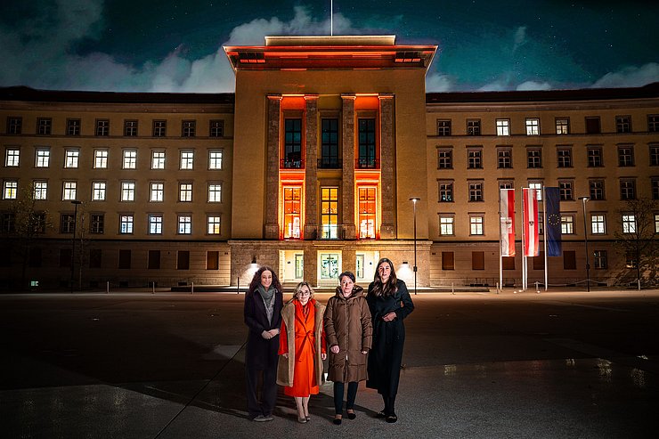 Landtagspräsidentin Sonja Ledl-Rossmann (3.v.li.), Vizepräsidentin Sophia Kircher (4.v.li.), Vizepräsidentin Elisabeth Blanik (2.v.li.) und LRin Eva Pawlata vor dem orange beleuchteten Landhaus