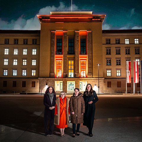 Landtagspräsidentin Sonja Ledl-Rossmann (3.v.li.), Vizepräsidentin Sophia Kircher (4.v.li.), Vizepräsidentin Elisabeth Blanik (2.v.li.) und LRin Eva Pawlata vor dem orange beleuchteten Landhaus