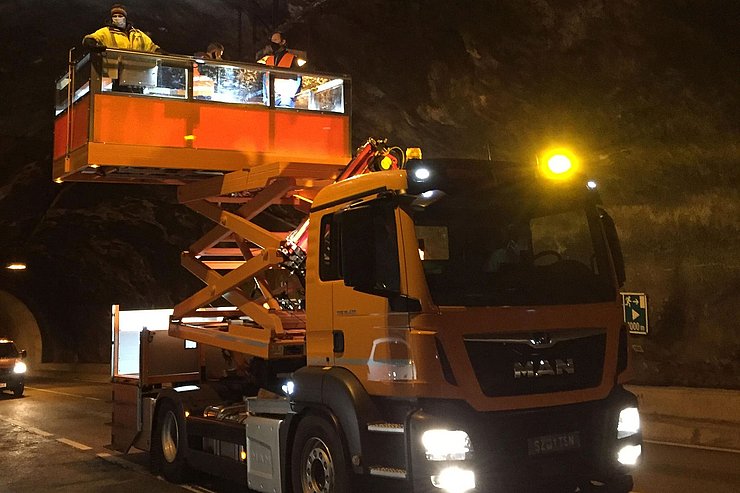 © Land Tirol Tunnelprüfung mit Hebebühne