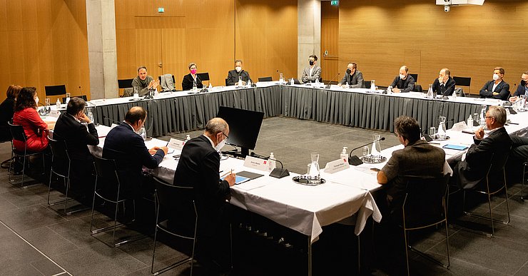 © Land Tirol VertreterInnen sitzen an Tischreihen, im Kreis