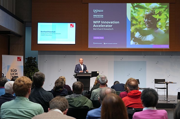 © Land Tirol/Dorfmann Blick über Köpfe auf Bühne mit Redner