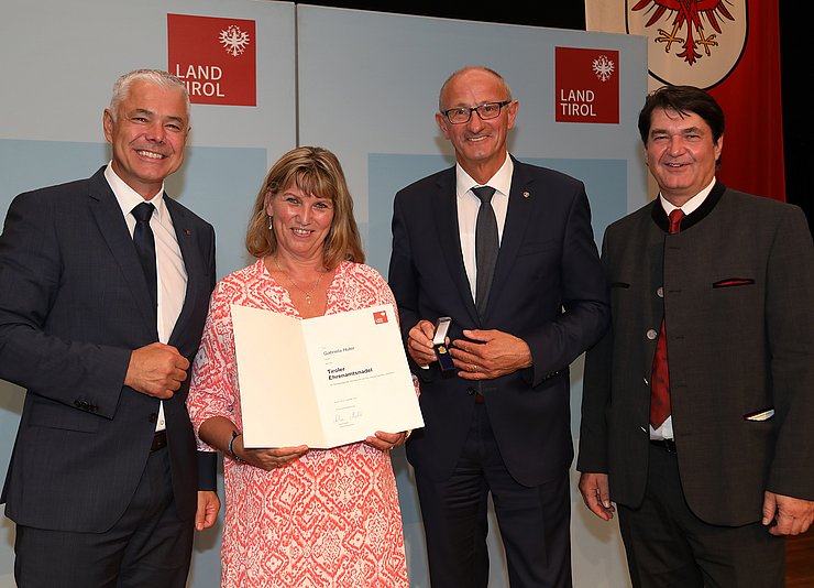 © Land Tirol/Frischauf-Bild BH Kirchmair, die Geehrte Gabriela Huter, LH Mattle und Bürgermeister Schafferer