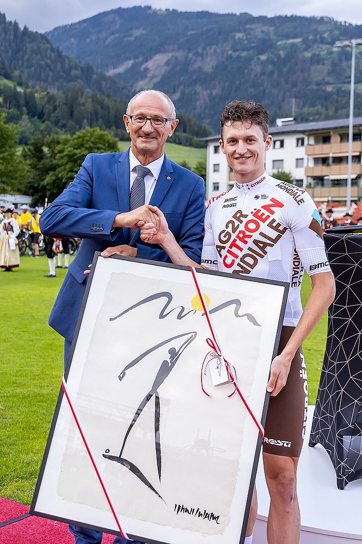 LH Anton Mattle überreichte Felix Gall als Zeichen der Anerkennung ein Bild des Osttiroler Künstlers Hans Salcher. 