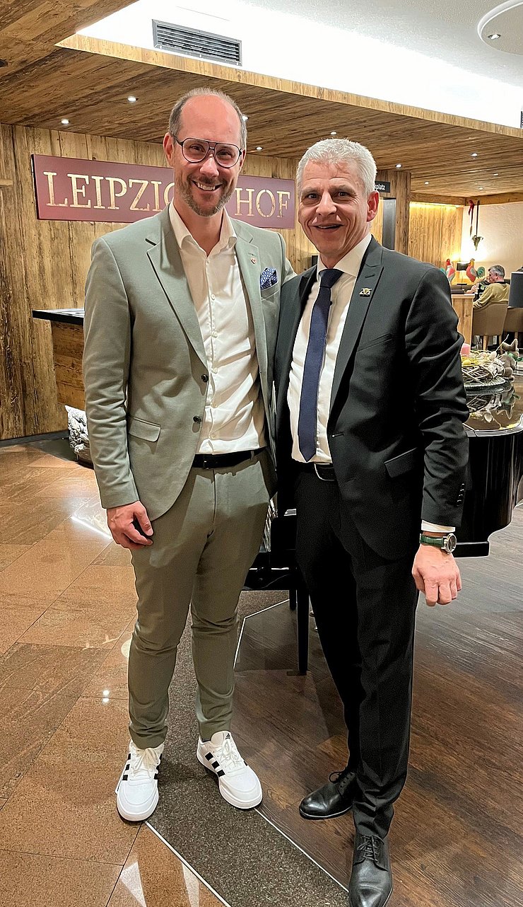 © Wirtschaftsministerium BW Landesrat Gerber und Staatssekretär Rapp stehend in Gasthaus