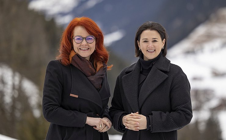 Familienlandesrätin Astrid Mair und Schullandesrätin Cornelia Hagele: "Unterstützung für Tirols Familien durch vergünstigte Nachhilfe-Angebote dank des Tiroler Familienpasses."  