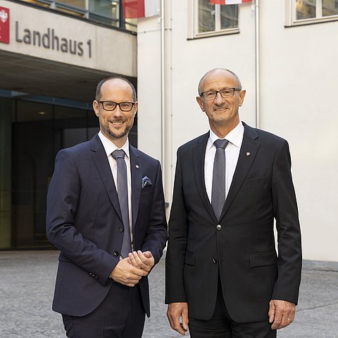 Anton Mattle und Mario Gerber vor Gebäude des Landhaus 1