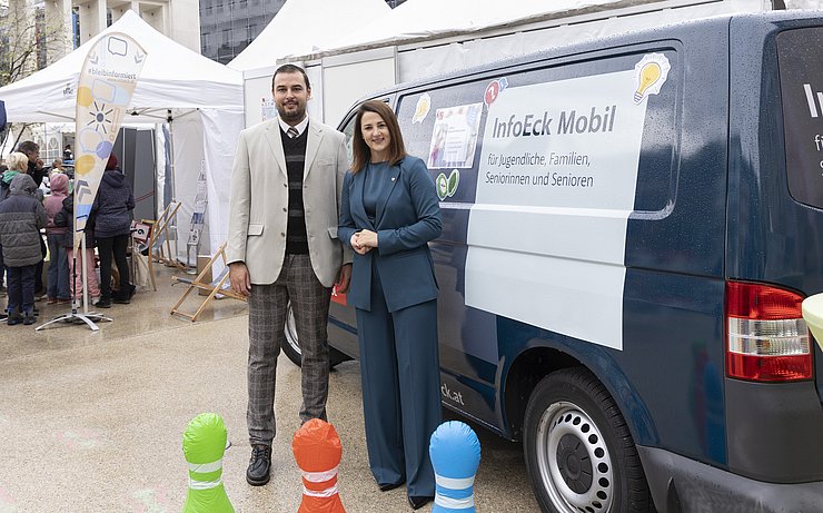 © Land Tirol/Die Fotografen Generationenlandesrätin Astrid Mair und Christopher Bindra (Leiter InfoEck der Generationen) laden herzlich zu den InfoEck-Terminen in Innsbruck und Kitzbühel ein.