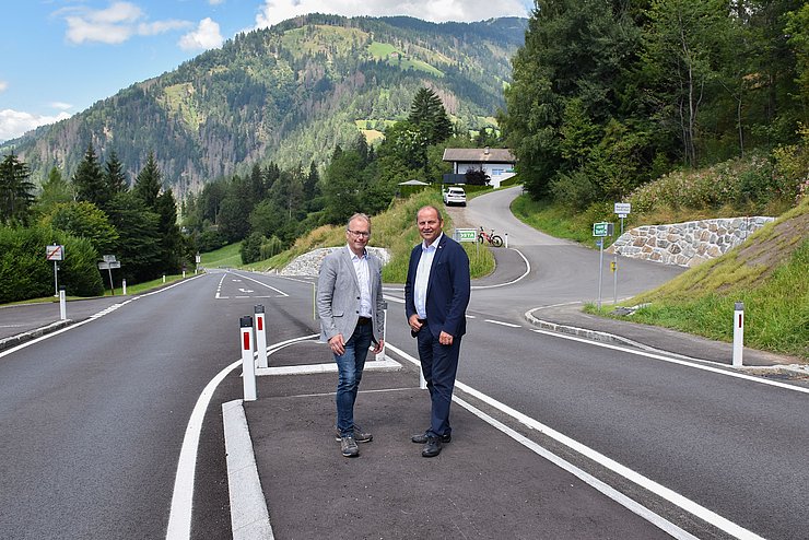 Geisler und Mayerl auf einer Straßenkreuzung
