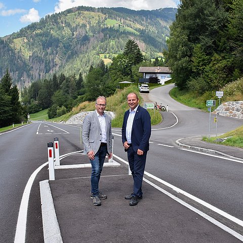 Geisler und Mayerl auf einer Straßenkreuzung