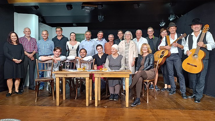 © Gruber/Volksbühne Aschau Mitglieder der Volksbühne Aschau auf der Bühne.